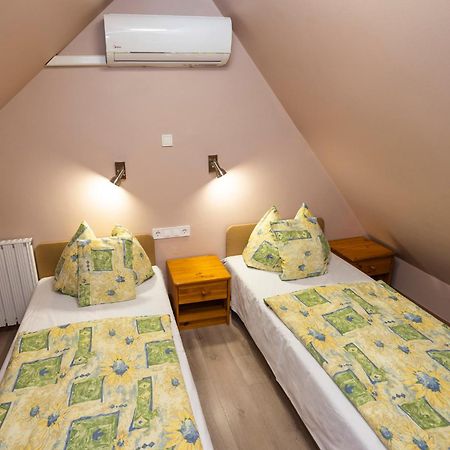 Cecey Apartman Eger Esterno foto
