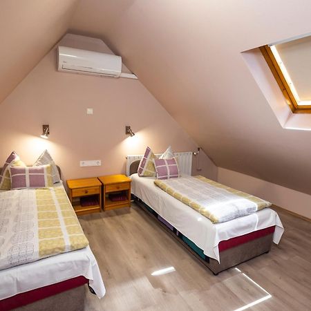 Cecey Apartman Eger Esterno foto