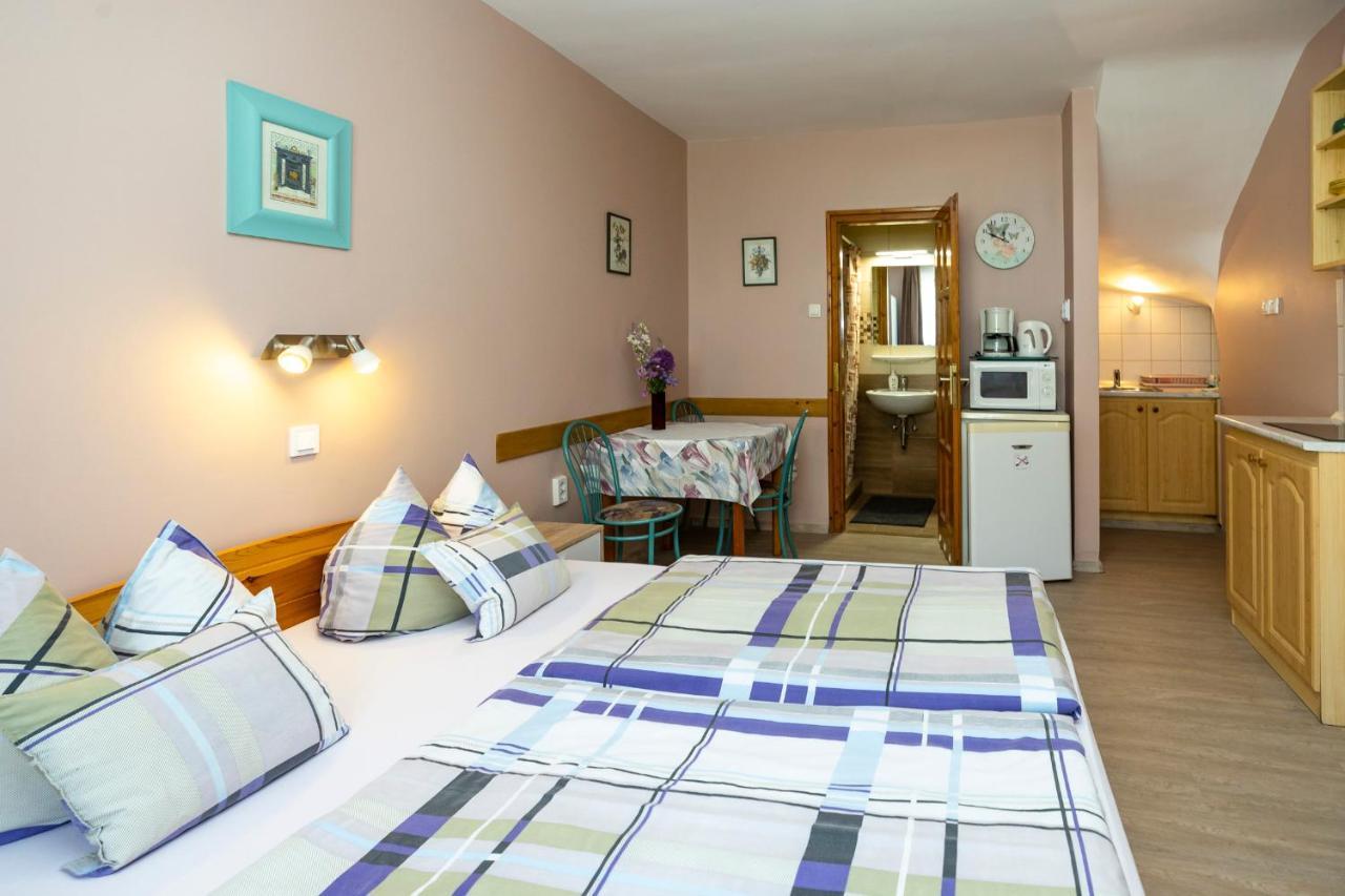 Cecey Apartman Eger Esterno foto