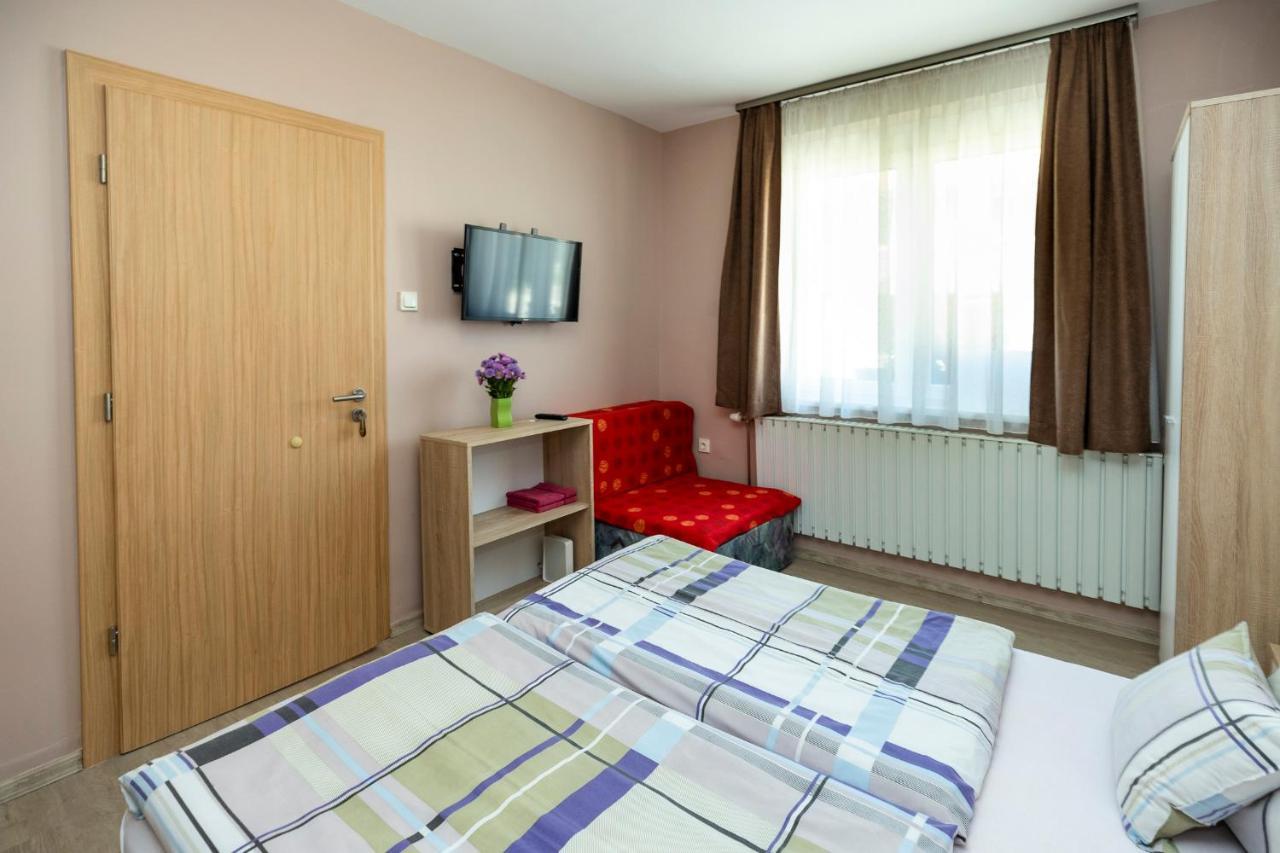 Cecey Apartman Eger Esterno foto