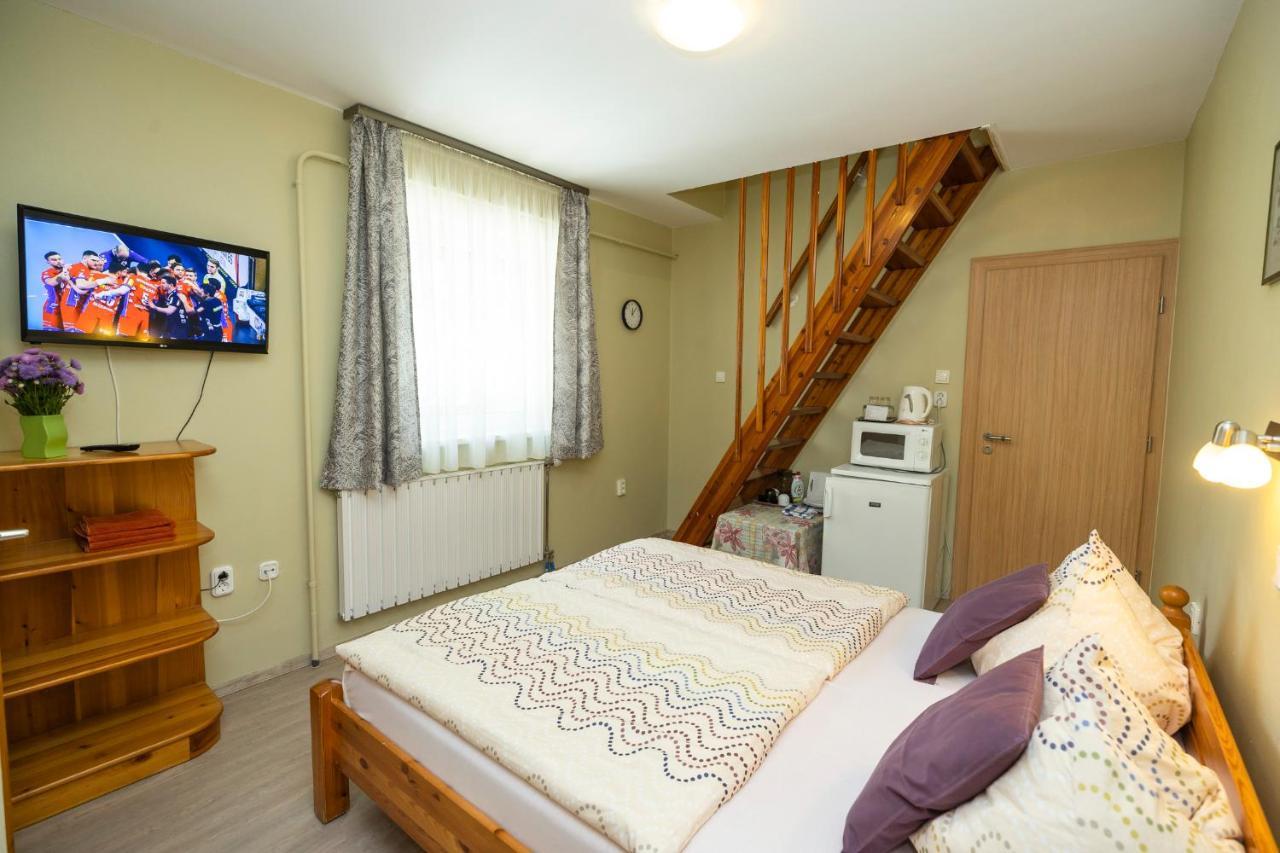 Cecey Apartman Eger Esterno foto