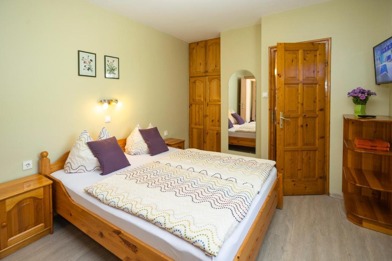 Cecey Apartman Eger Esterno foto
