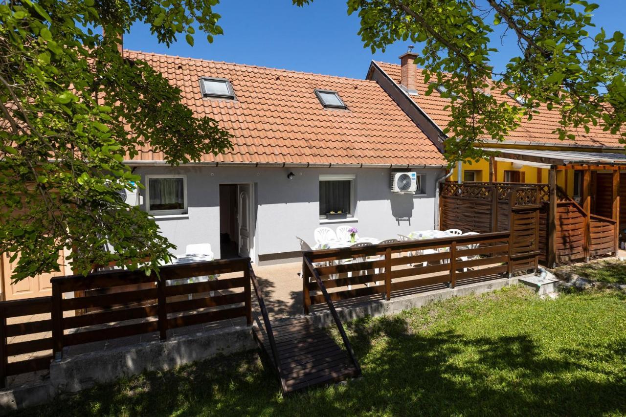 Cecey Apartman Eger Esterno foto