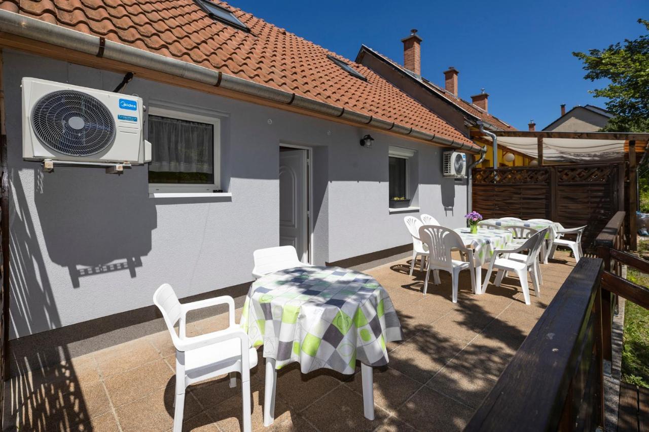 Cecey Apartman Eger Esterno foto