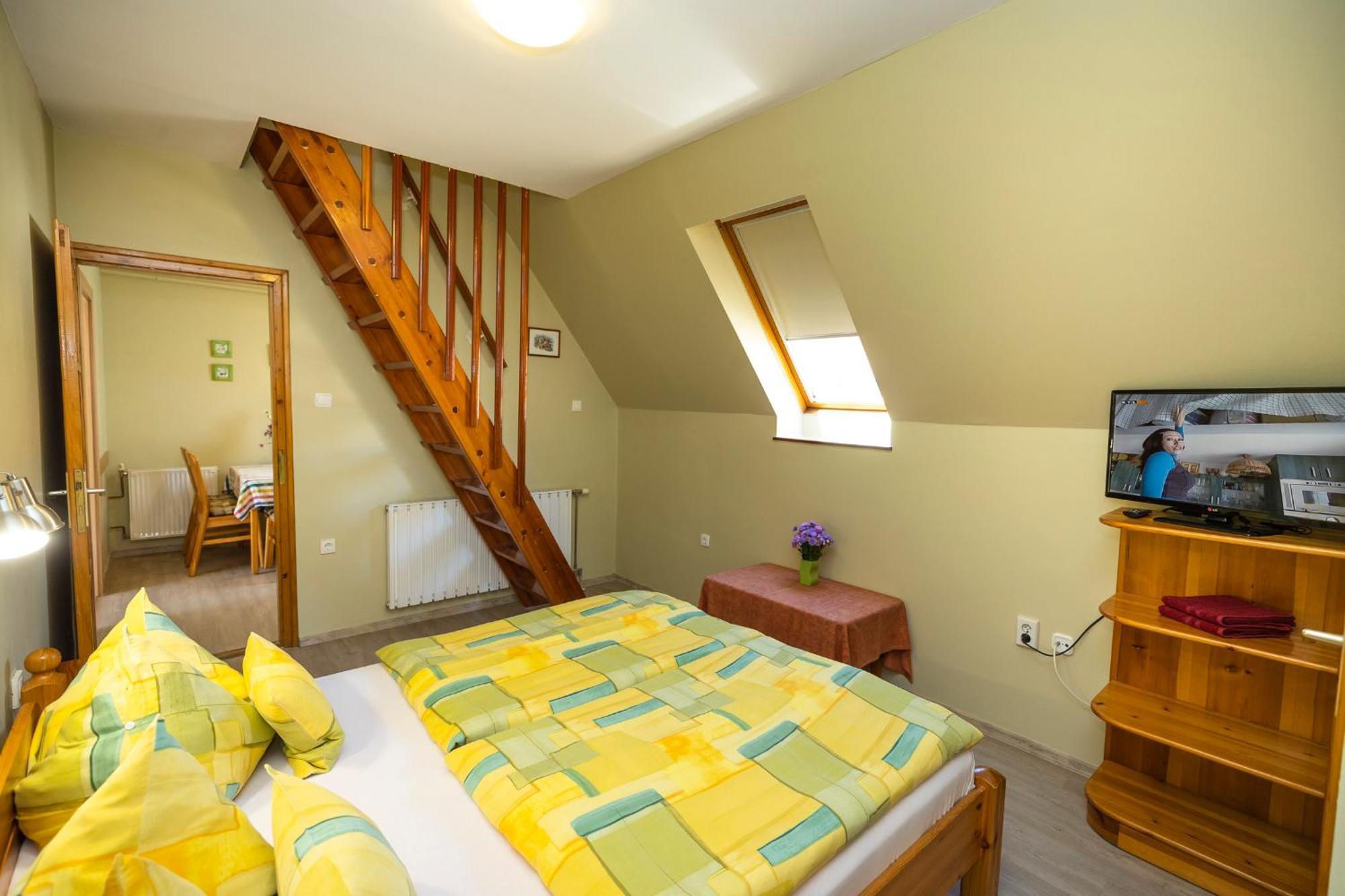 Cecey Apartman Eger Esterno foto