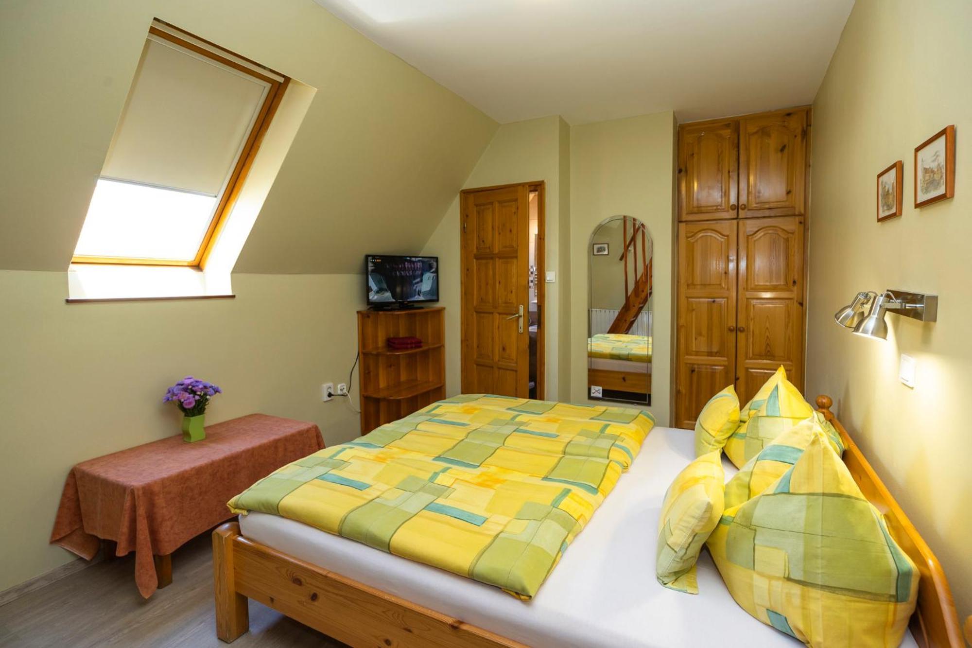 Cecey Apartman Eger Esterno foto