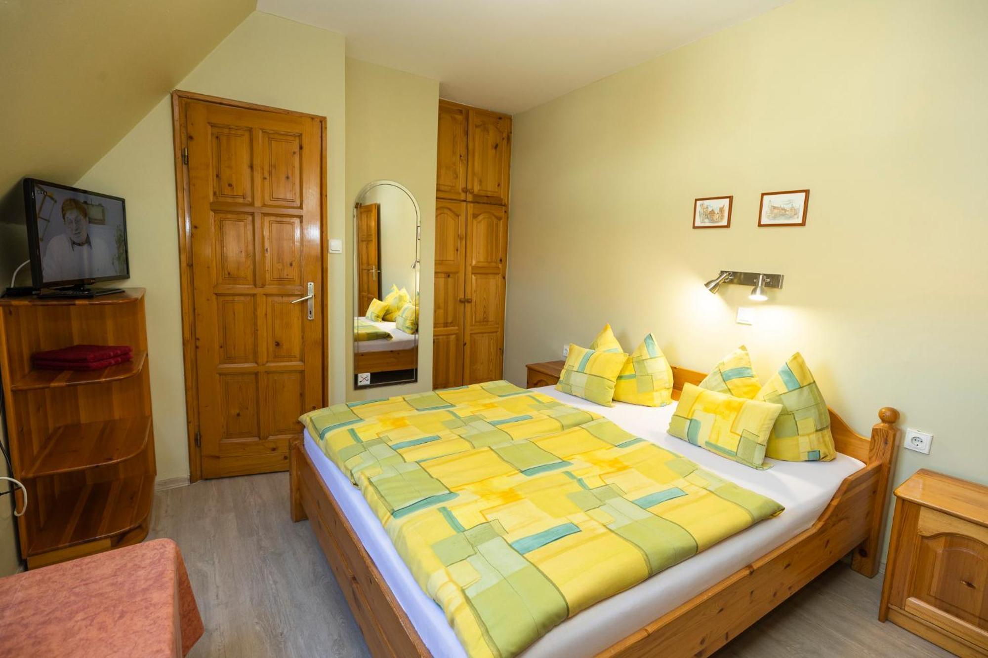Cecey Apartman Eger Esterno foto