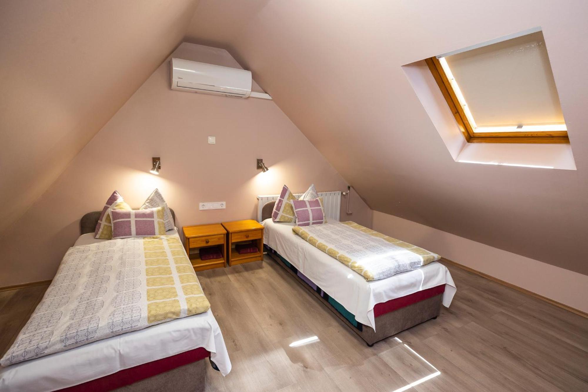 Cecey Apartman Eger Esterno foto