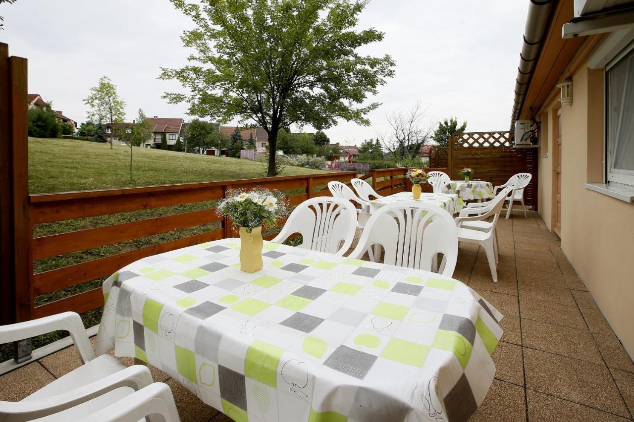 Cecey Apartman Eger Esterno foto